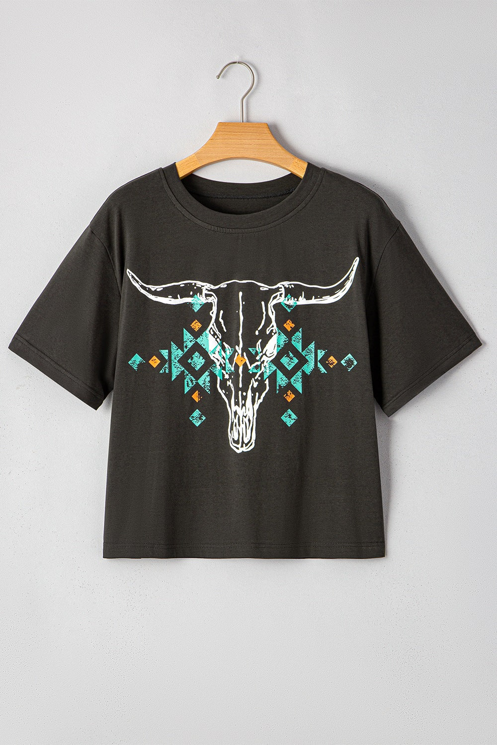"Bull Head Skull Tee – Western-inspired graphic t-shirt featuring a bold bull skull design, perfect for rugged and cowboy style."