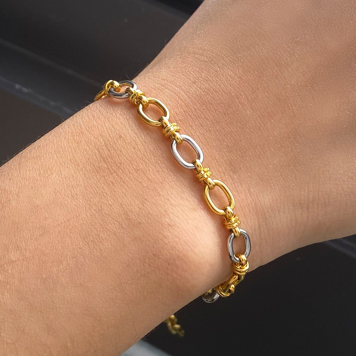 "Elegant two-tone bracelet with gold and silver links, featuring a sleek design and adjustable length for a perfect fit – ideal for everyday or special occasions."